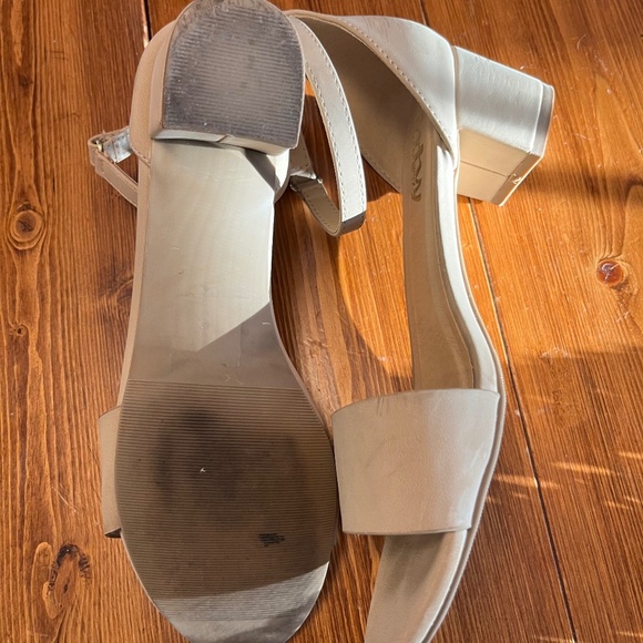 Tan high heels - Picture 1 of 4